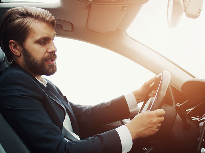 man using Hound In-car